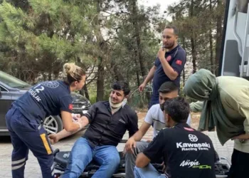 Pakistan’da minibüsle kamyon çarpıştı
