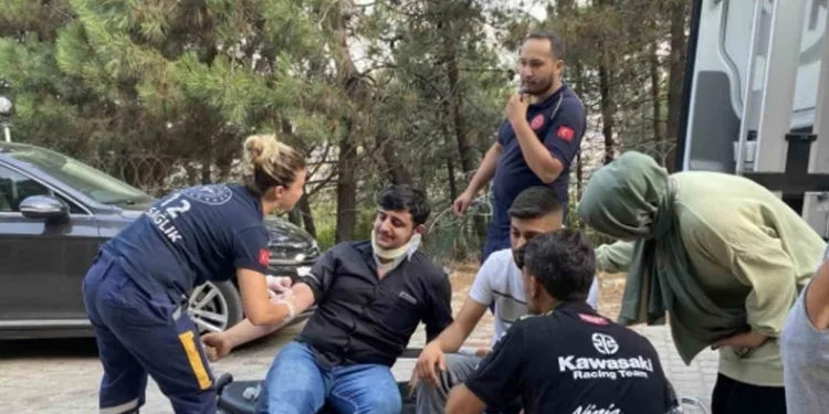 Pakistan’da minibüsle kamyon çarpıştı