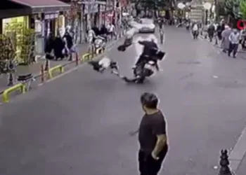 Fatih’te motosiklet ile scooter çarpıştı