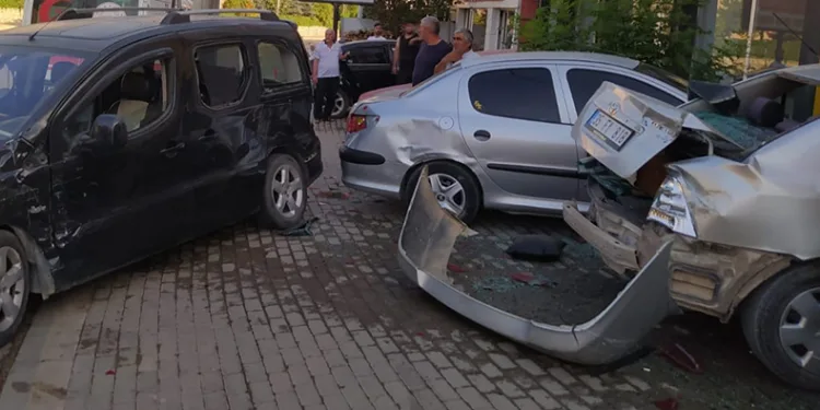 Park halindeki 3 otomobile çarptı