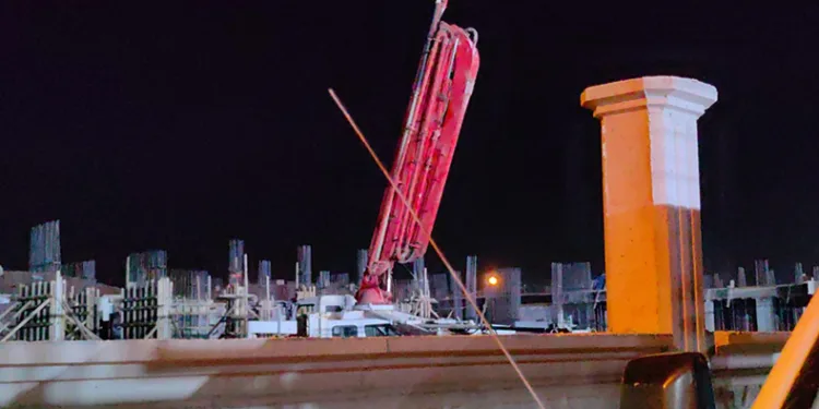 Beton mikserinin hortumu çarptı, ağır yaralandı