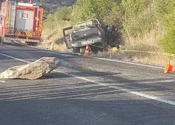 Manisa’da kamyonetin üzerine kaya düştü