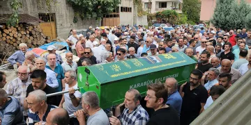 Denize kaçan terliğini kurtarmak için can verdi