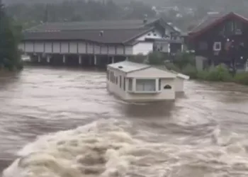 Köprüye çarpıp kağıt gibi ezildi