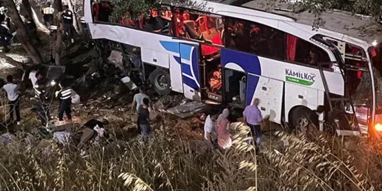 Yolcu otobüsü devrildi, ölü ve yaralılar var