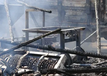 Yangın, tarım malzemelerini küle çevirdi