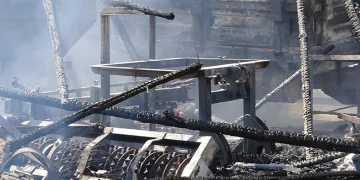 Yangın, tarım malzemelerini küle çevirdi