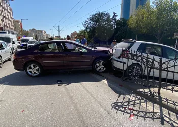 Kaza yapan otomobillerden biri tramvay yoluna düştü