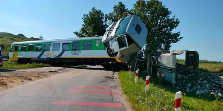 Polonya’da yolcu treni kamyonla çarpıştı
