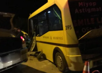 Bursa’da belediye otobüsüyle otomobil çarpıştı