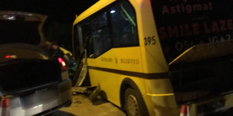 Bursa’da belediye otobüsüyle otomobil çarpıştı