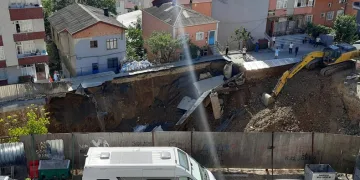 Sarıyer’de yol çöktü, sokak kaydı
