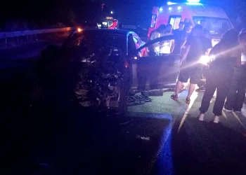 Otomobil ile hafif ticari araç çarpıştı