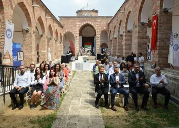 Atık kumaşlar kıyafete dönüştü