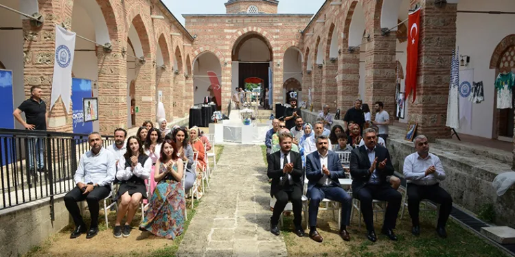 Atık kumaşlar kıyafete dönüştü