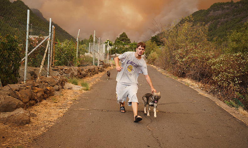 Tenerife Adası'ndaki yangın büyüyor