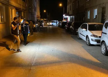 Silahla yaralandı, bakkala sığındı