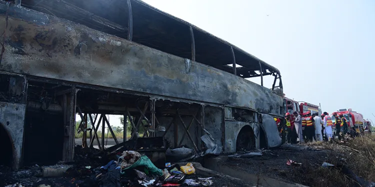 Pakistan’da kaza yapan otobüs yandı