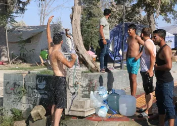 “Hava çok sıcak, oturduğumuz yerde terliyoruz”