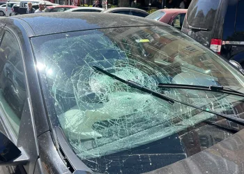Gaz pedalı takılı kalan otomobil dehşet saçtı