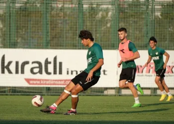 Bursaspor antrenmanını Minareliçavuş Tesisleri’nde yaptı