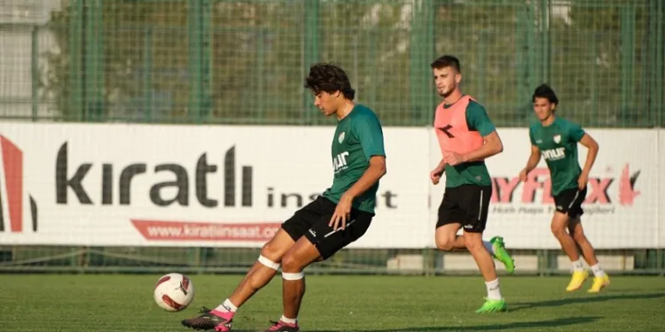 Bursaspor antrenmanını Minareliçavuş Tesisleri’nde yaptı