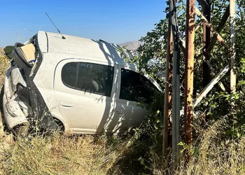 Elazığ’da otomobil şarampole uçtu