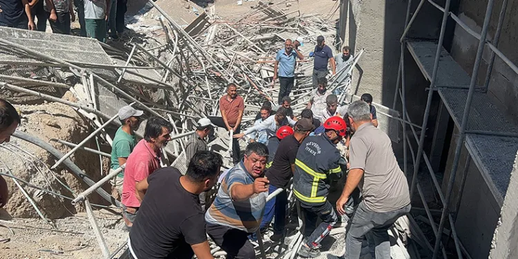 İskelenin çökmesi sonucu ölü sayısı 2’ye yükseldi