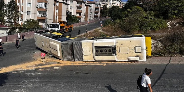 Rampadan çıkamayan İETT otobüsü devrildi