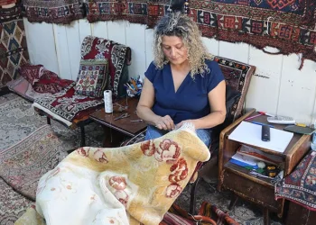 32 yıldır antika halıları yeniliyor