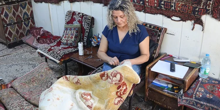 32 yıldır antika halıları yeniliyor