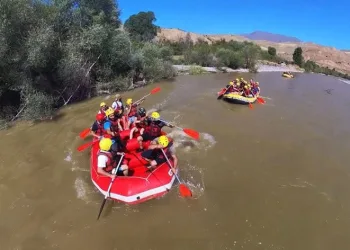 Kavurucu sıcaklarda rafting yaparak serinlediler