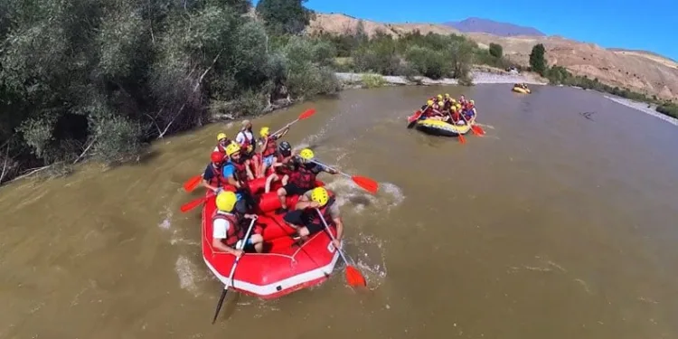 Kavurucu sıcaklarda rafting yaparak serinlediler