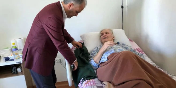 Başkan Aktaş’tan Sayide teyzeye sürpriz ziyaret