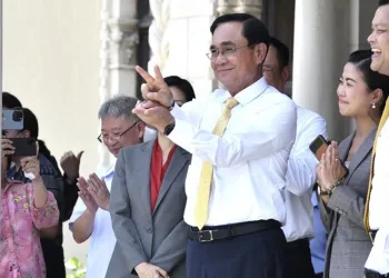 Prayut hükümet konağına veda etti