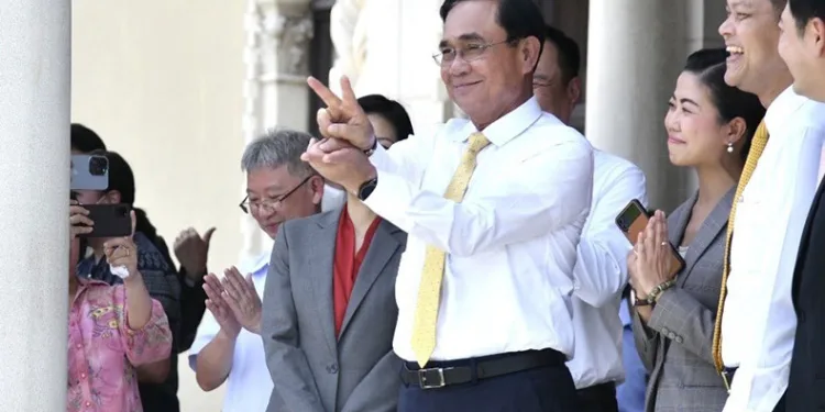 Prayut hükümet konağına veda etti