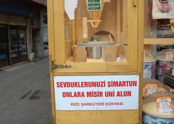 Yazıları okuyanlar gülmekten kendini alamıyor
