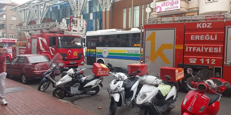 Sinir krizi geçiren kadın ekipleri alarma geçirdi