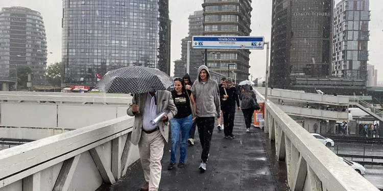 Bahçelievler’de sağanak yağış etkili oldu