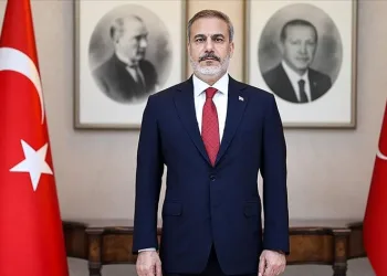 Türk bayrağını yerde bırakmadı