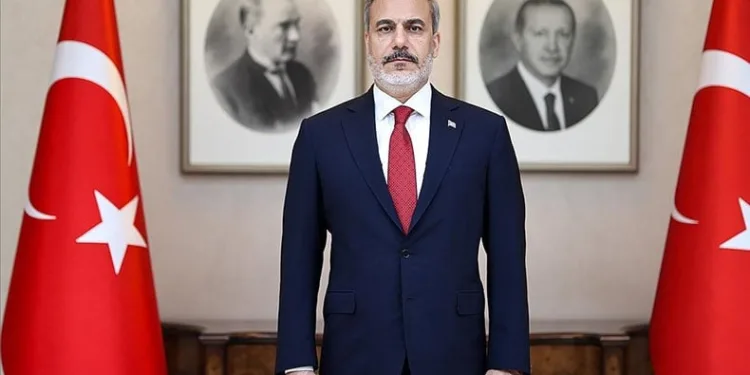 Türk bayrağını yerde bırakmadı