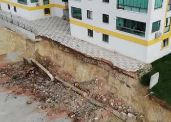Bursa’da 4 blok 8 katlı sitenin istinat duvarı çöktü