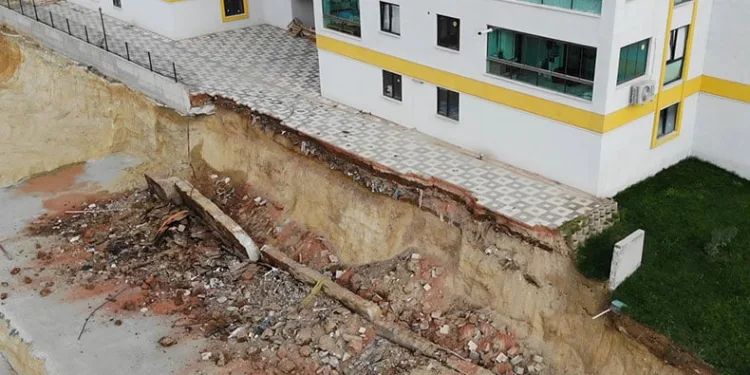 Bursa’da 4 blok 8 katlı sitenin istinat duvarı çöktü