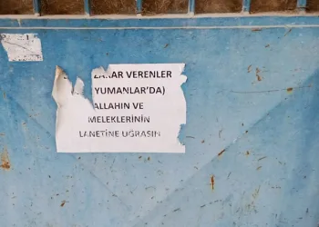 Metruk evin kapısına beddualı uyarı asıldı