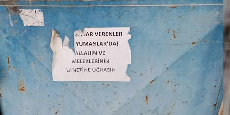 Metruk evin kapısına beddualı uyarı asıldı