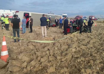 Yolcu otobüsü devrildi, can kaybı ve yararlılar var