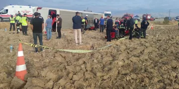 Yolcu otobüsü devrildi, can kaybı ve yararlılar var