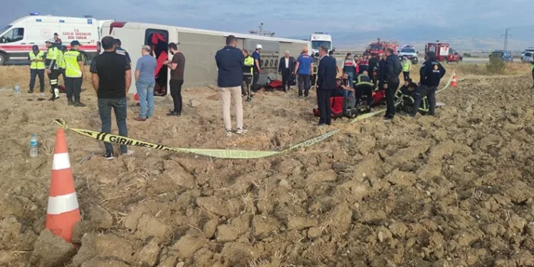 Yolcu otobüsü devrildi, can kaybı ve yararlılar var