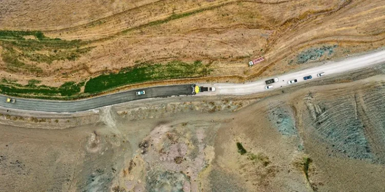 Türkiye’nin en soğuk ilçesinde beton yol çalışması