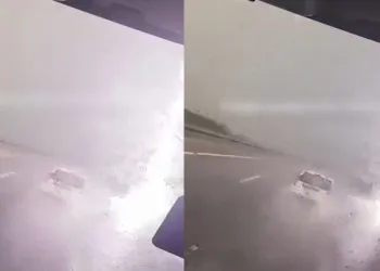 Yoldaki araçların yanına yıldırım düştü